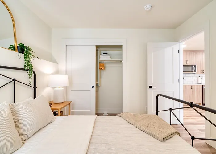 Stay Portland Collection - The Madison Farmhouse - Vintage Shops & Espresso
