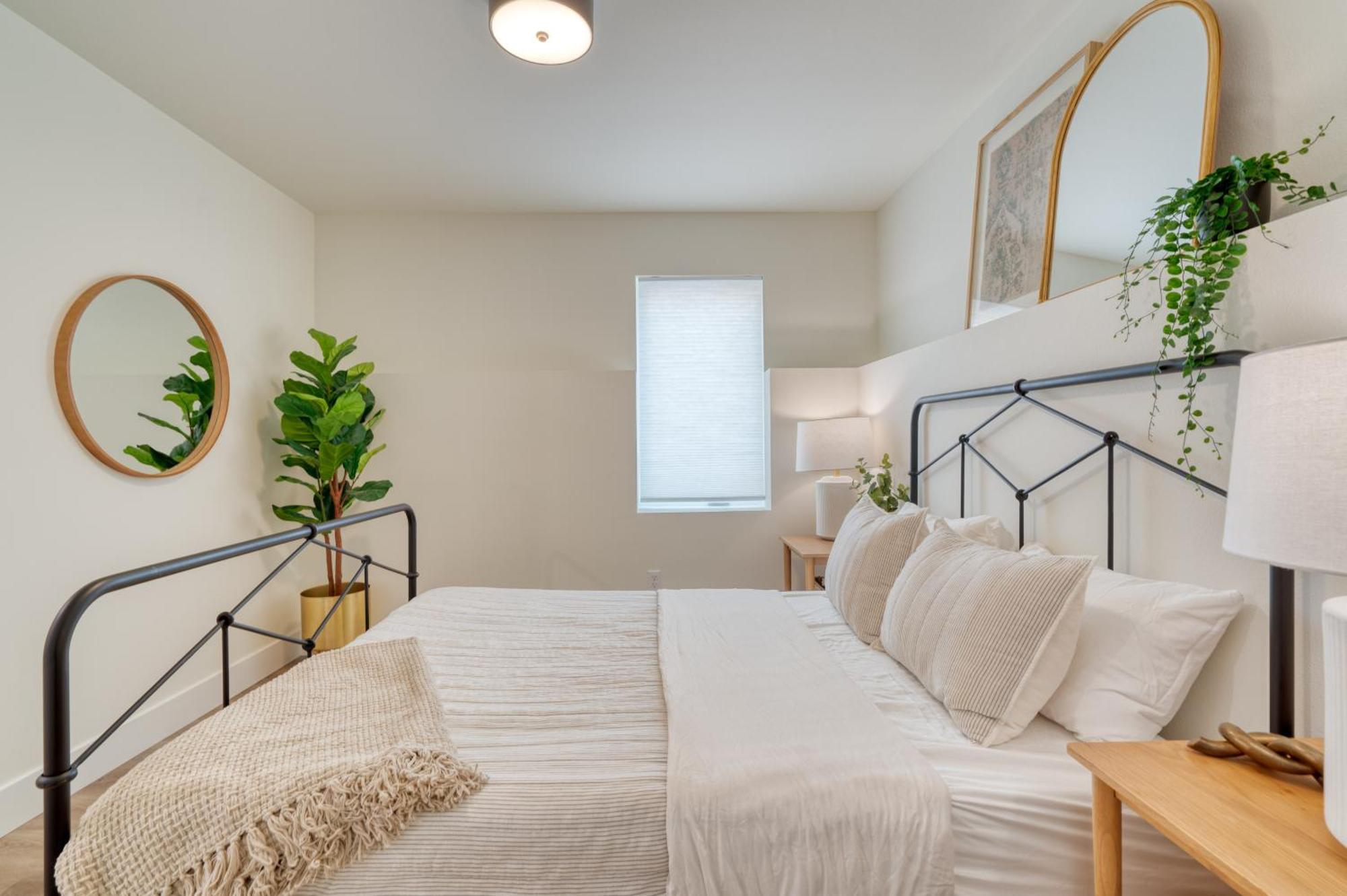 Collection - The Madison - Vintage Shops & Espresso Holiday home